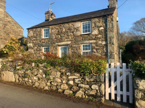 Amazing 3-Bed Cottage in Llanfair with ocean views